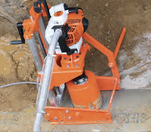 Bohren 90&deg; am verlegten Rohr. Befestigung am Bodenrahmen mit Erdn&auml;geln.