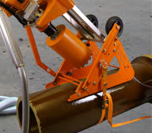 Bohren 45&deg; am freiliegenden Rohr. Befestigung mit Spannband. Winkelaufsatz im Zubeh&ouml;r.