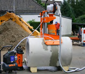 Bohren 90&deg; am freiliegenden Rohr. Befestigung mit Saugplatten (Zubeh&ouml;r).